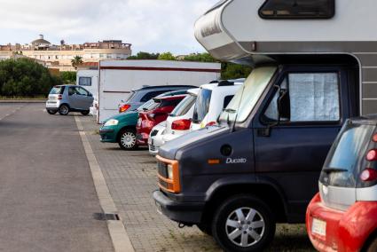 Varias autocaravanas aparcadas junto a la Vía de Ronda de Maó.