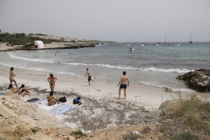 La playa de Binibèquer, este martes, con alguna barca más cerca de la orilla