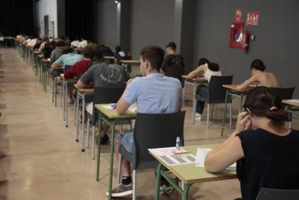 Alumnos realizando las pruebas de la PBAU en Ciutadella, el pasado 11 de junio.