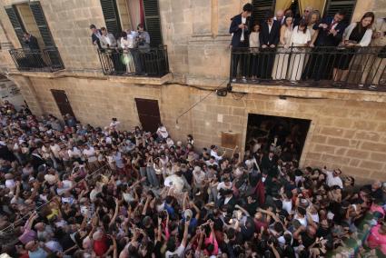 Can Salort, en el Carrer Major des Born, con las plazas próximas, ofrece un mayor aforo