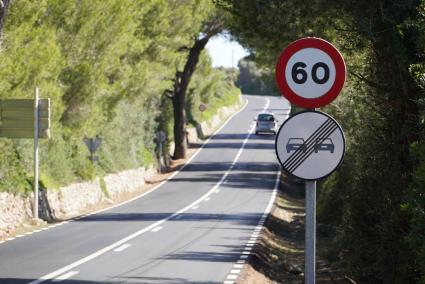 El acceso a Binibèquer, con el nuevo firme y señalización.