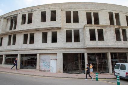 Es Mercadal concentró muchas de las promociones fallidas con la crisis de 2008. En la imagen, el edificio inacabado en la rotonda de la Ronda de Ses Costes.