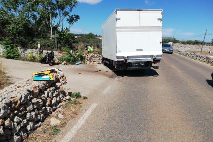 El lugar del accidente, con el camión y la motocicleta en que circulaba la víctima mortal.