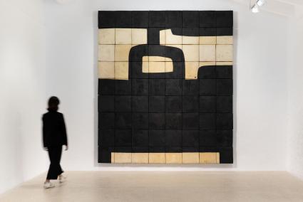 Chillida en Hauser & Wirth Menorca. Mural cerámico, gravitación, alabastro y hierro.