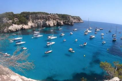 Barcos fondeados entre Macarella y Macarelleta.