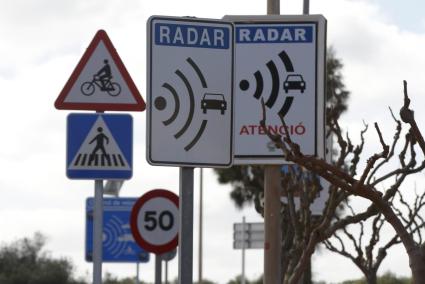 La multitud de carteles que avisan del límite de velocidad de 50 kilómetros por hora en la Vía Ronda de Maó.