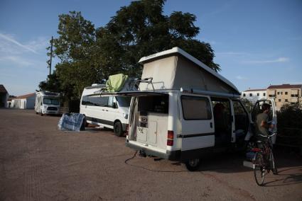 Imagen de archivo de usuarios de autocaravanas en Menorca.