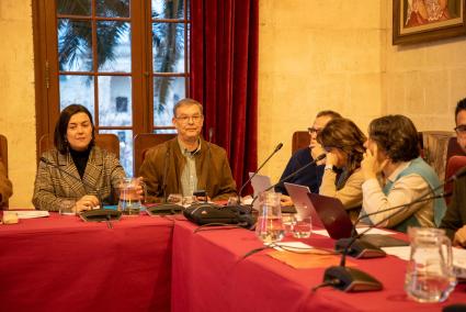 Llorenç Ferrer Monjo, en la imagen a la derecha de Sandra Moll, durante un pleno del Ayuntamiento de Ciutadella