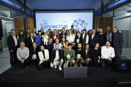 Foto familia de finalistas y ganadores, con el equipo que apoyó la pasada edición