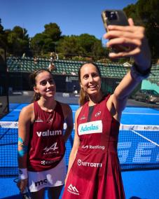 Claudia Fernández y Gemma Triay, al final del encuentro.