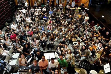 Les bandes de música des Mercadal i des Migjorn Gran han fet els darres assajos a la Sala Multifuncional des Mercadal