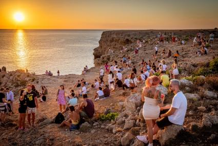 Aglomeración de gente para ver el atardecer este lunes en el Pont d'en Gil, en Ciutadella.