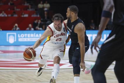 Sergio Llull bota el balón, en acción de ataque, durante el partido de España ante Bahamas, el pasado domingo en Valencia. 