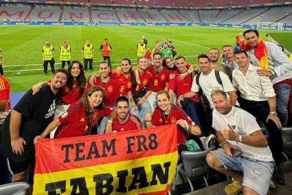 Los seguidores menorquines, con un grupo de familiares de Fabián, en el Allianz Arena