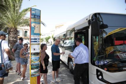 Pasajeros se suben al autobús demo completamente eléctrico y con autonomía para 16 horas que ayer empezó a funcionar.