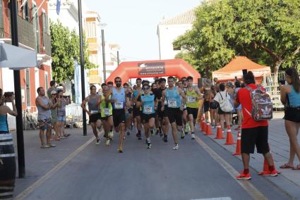 Un instante de la carrera por las calles de Es Castell