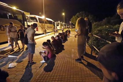 Jóvenes esperando el Jaleo Bus en Ciutadella.