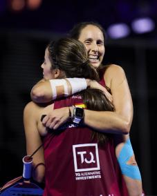 Triay se abraza a Fernández tras la victoria.