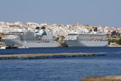 El «Seabourn Ovation» y el «Crystal Symphony» atracados en línea en el Moll de Ponent.