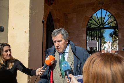 Fernando Osuna, abogado de la demandante, el día que se exhumaron los cuerpos de los padres del noble. 