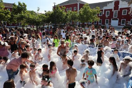 L’espuma va fer les delícies dels nens i nenes des Castell, que s’ho van passar pipa a un capvespre emmarcat en les festes de Sant Jaume