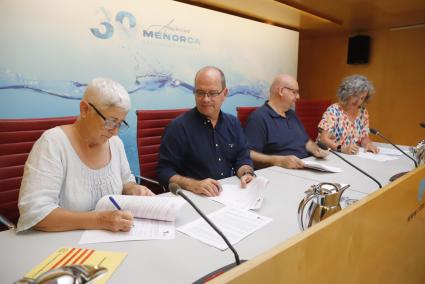 Joana Carreres y Ester Mascaró firmaron los convenios.