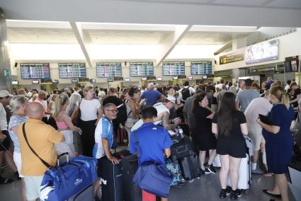 El Aeropuerto de Menorca acumula largas colas de pasajeros desde primera hora de la mañana.