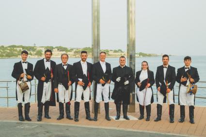 Tots els membres de la Junta de Caixers davant de la Porta d’Eos, que dona la benvinguda al primer sol d’Espanya.