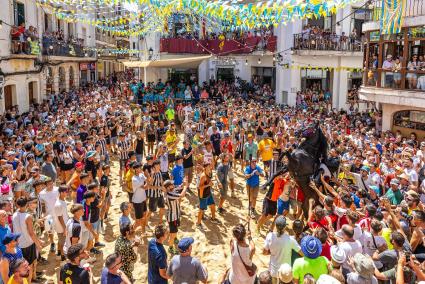 La plaça Constitució d’Alaior tornarà a viure un any més un dels grans jaleos de l’estiu, marcat molt segurament per la calor, la bullícia i un poble totalment entregat a la seva festa major.   