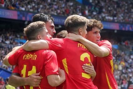 1-2. España salva el debut con lo justo