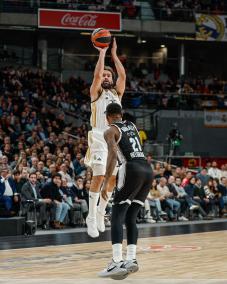 Llull hace un tiro en suspensión en partido de Euroliga, este año