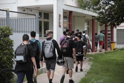 Alumnos de Menorca se dirigen a un centro educativo.