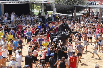 El primer incidente tuvo lugar en el transcurso del jaleo del día de Sant Jaume en la Esplanada de Es Castell