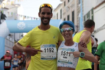 Kamal El Hihioui y Maria Pallicer celebran juntos su triunfo en las calles de Es Migjorn Gran.