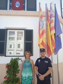 La alcaldesa, junto al nuevo jefe, Lluís Gomila Méndez.