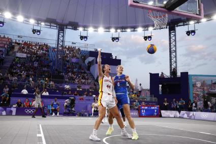 Gracia Alonso de Armiño, alza el brazo durante el partido de España ante Azerbayán, de la jornada 1 del torneo 3x3.