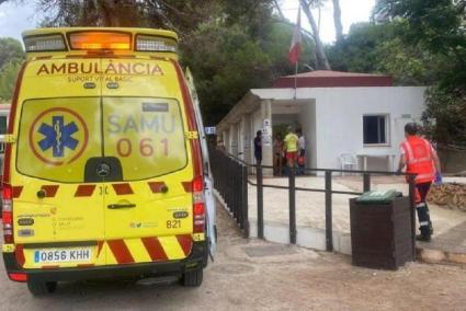 El 061 desplazó a dos ambulancias a la playa, una de ellas, UVI móvil.