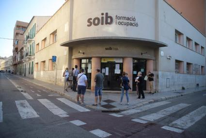 Ciudadanos frente a las oficinas del SOIB en Palma durante la pandemia.