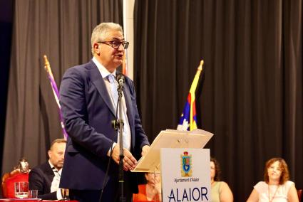 La Sala de Cultura de Sant Diego, d’Alaior, es va quedar petita per acollir a les persones que van voler afegir-se a l’homenatge que l’Ajuntament va tributar al metge alaiorenc Jaume Orfila Timoner. 