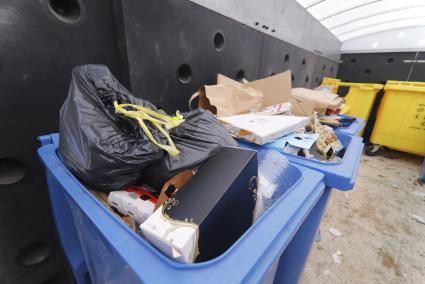 El interior del área de aportación de residuos, donde deben depositar sus bolsas los vecinos de urbanizaciones próximas a Sant Climent, que ahora deben desplazarse a POIMA.