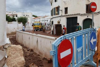 Vecinos y fuerzas de seguridad limpiando la zona próxima al torrente de Es Mercadal