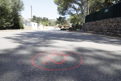 Marca en el asfalto para ejecutar las obras en la urbanización de Alaior.
