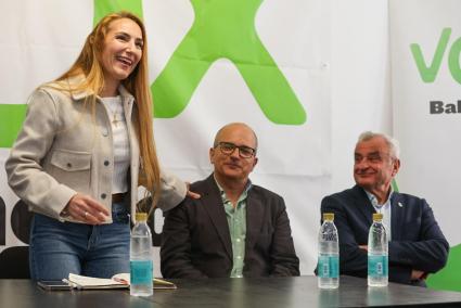 Patricia de las Heras, Santiago Barber y Fulgencio Coll en uno de los últimos actos celebrados en la sede de Vox en Menorca.