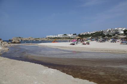 En Son Saura del Nord el torrente sigue desembocando al mar, en su margen izquierdo.