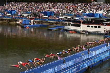 Imagen de la prueba de triatlón en los Juegos Olímpicos en el río Sena