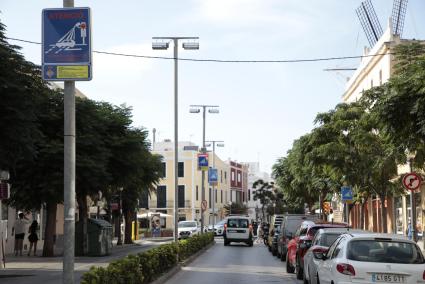 Hasta cuatro carteles informativos, uno de ellos con iluminación led, antes del semáforo.