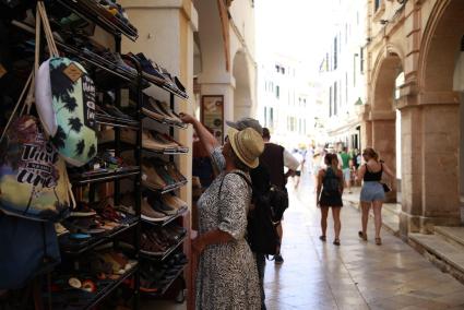 Un turista en el centro de Ciutadella