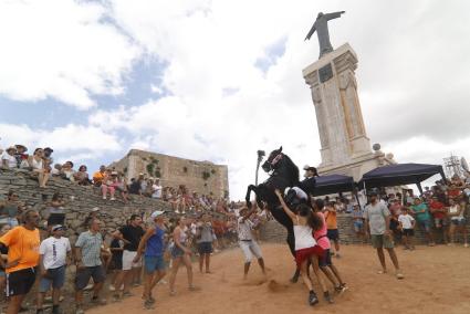 Fiestas de pueblo. El Toro se vistes de fiesta.