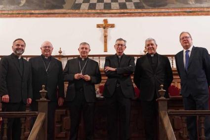 El obispo Gerard Villalonga, segundo por la izquierda, con otros ponentes, ayer en Salamanca.