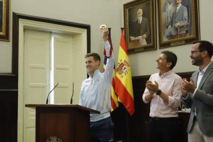 Acto de homenaje a Nil Riudavets en el Ayuntamiento de Maó.